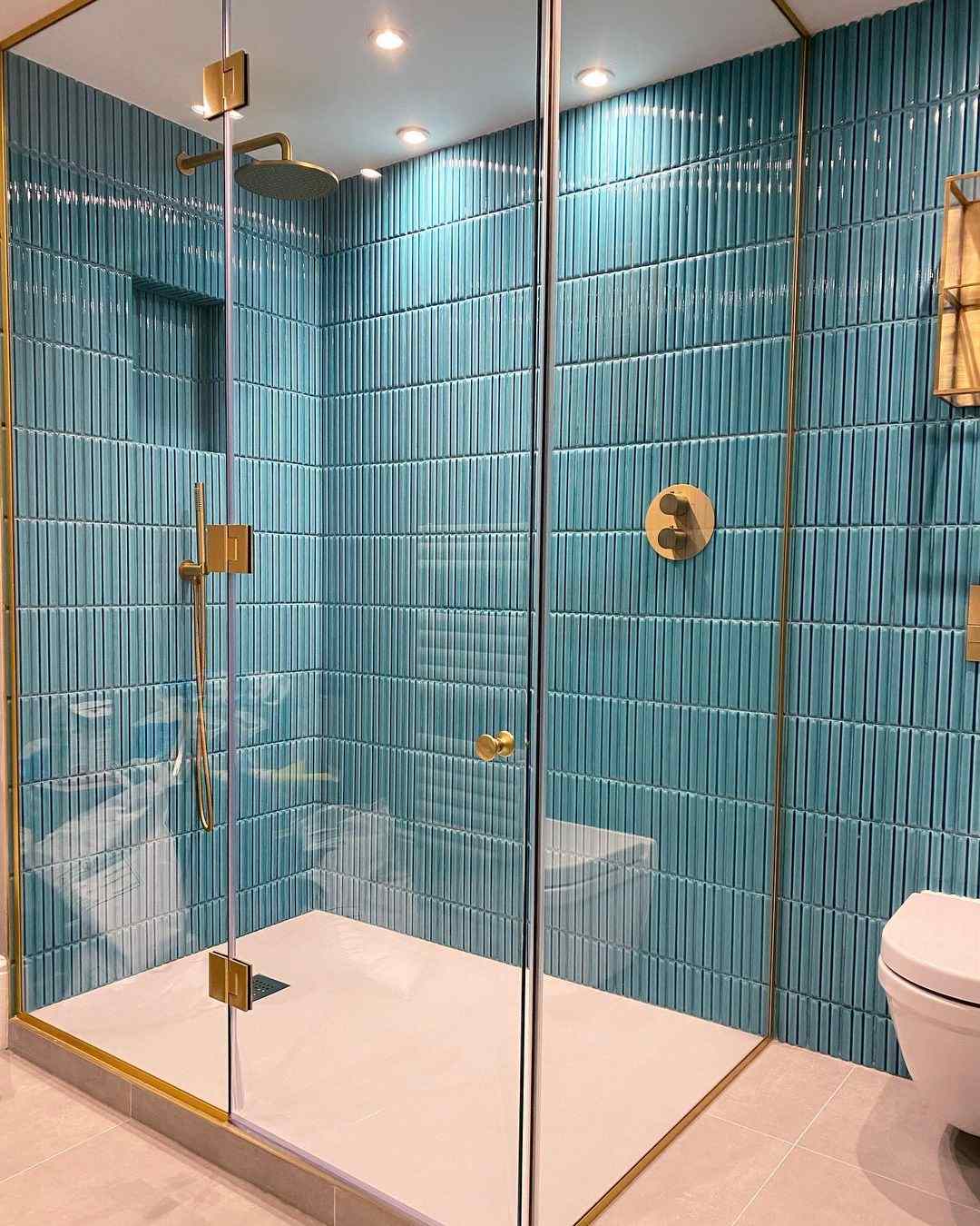 Aqua accent colors for beige bathroom
